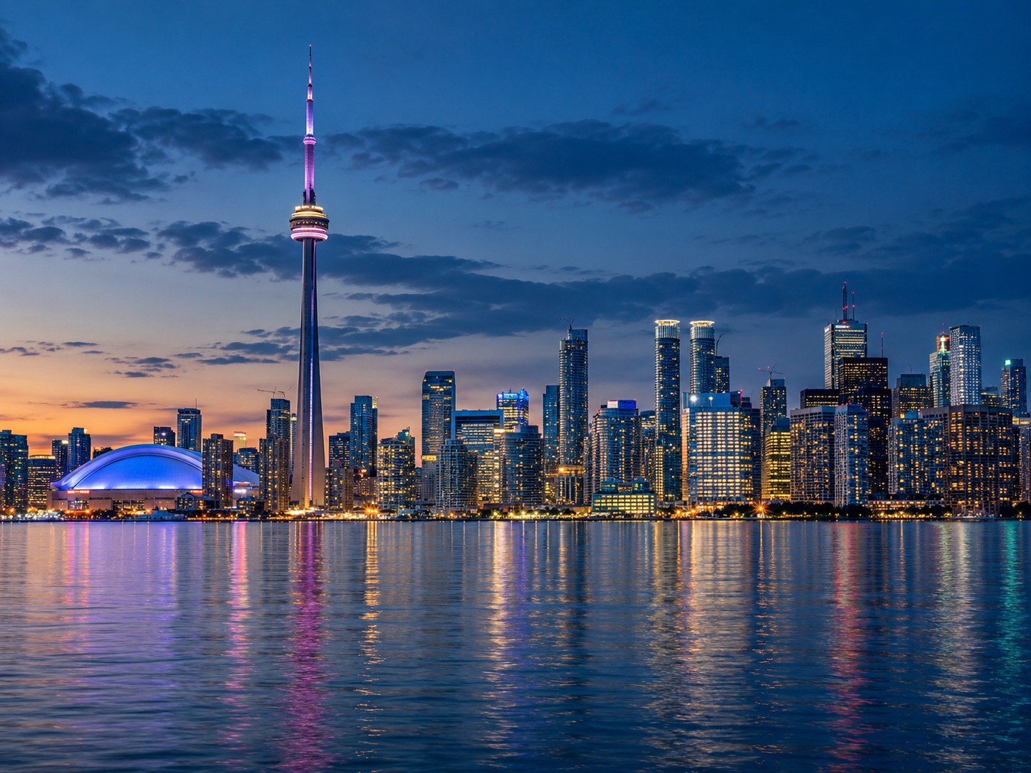 Imagem ilustrativa do skyline de Toronto ao anoitecer, com a CN Tower e reflexos no lago
